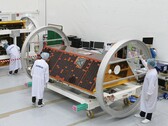 Los Alamos National Laboratory utvecklar "Spacecraft Speedometer" för att förbättra satellitspårning i överbelastade omloppsbanor. På bilden: Ingenjörer arbetar på NASA:s GRACE-FO-satellit (Bildkälla: NASA)