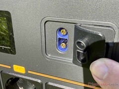 Portar för starthjälp och extrabatteri under locket