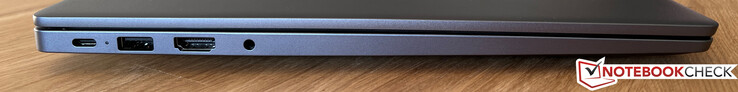 Vänster: USB-C 3.2 Gen. 1 (5 GBit/s, DisplayPort ALT-läge, Power Delivery), USB-A 3.2 Gen.1 (5 GBit/s), HDMI 1.4, 3,5 mm ljud