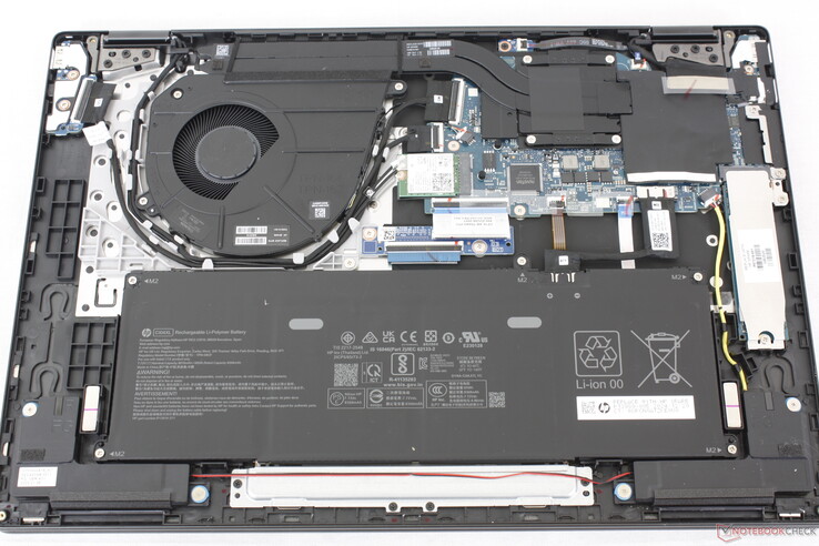 OmnoBook X Flip 16 interndelar. Det finns inget utrymme för en andra SSD