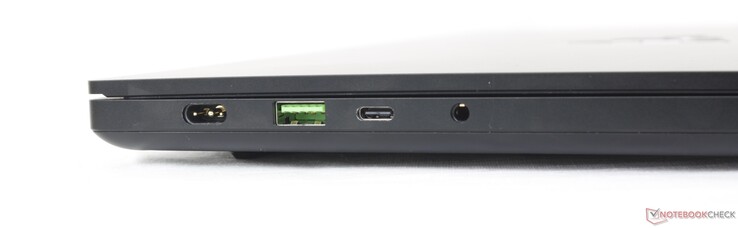 Vänster: Nätadapter, USB-A 3.2 Gen. 2, USB-C 3.2 Gen. 2 m/ USB4 + DisplayPort 1.4 + Power Delivery, 3,5 mm kombinationsljud