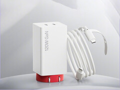 De två nya laddarna kommer att lanseras tillsammans med Ace 6 Ultra. På bilden: 120W GaN-laddaren med den medföljande kabeln.