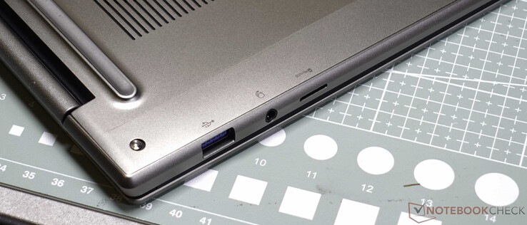 Höger sida: USB-3-A, 3,5-mm-headset, microSD