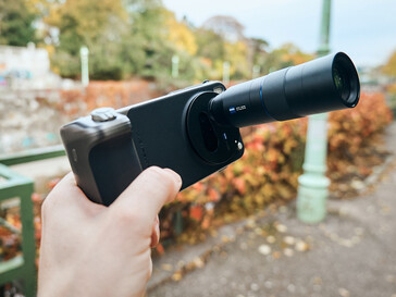 X300 Pro med den monterade telekonvertern (bildkälla: Alex Wätzel)