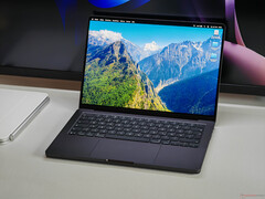 MacBook Pro M5 på ett skrivbord.