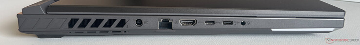 Vänster: Nätaggregat, Gigabit-Ethernet, HDMI 2.1 FRL, USB-C 4.0 (40 GBit/s, DisplayPort 2.1), USB-C 4.0 (40 GBit/s, DisplayPort 2.1, Power Delivery), 3,5 mm ljuduttag)
