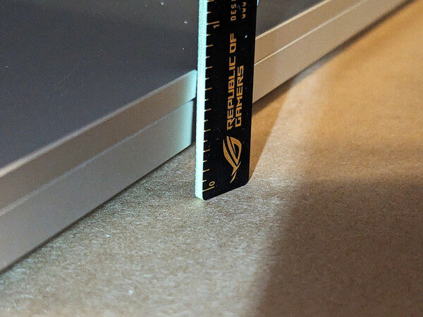 Surface Laptop Ultra har en liten flik på framsidan som underlättar öppningen av skärmen.