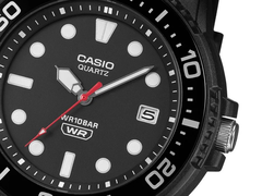 Den helt svarta Casio MRW-240H-1E1JF, se bild.