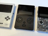 Den första prototypen av Game Bub till vänster hade fortfarande tre knappar (Bildkälla: Eli Lipsitz)