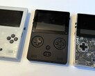 Den första prototypen av Game Bub till vänster hade fortfarande tre knappar (Bildkälla: Eli Lipsitz)