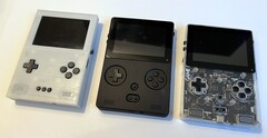 Den första prototypen av Game Bub till vänster hade fortfarande tre knappar (Bildkälla: Eli Lipsitz)