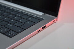 Den högra sidan av HP EliteBook 8 G1a 14 (bildkälla: Benjamin Herzig)