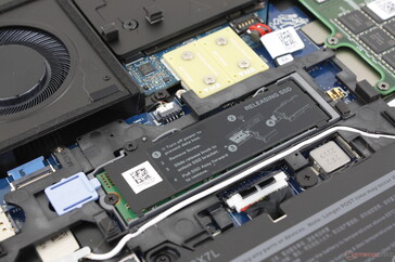 Upptaget SSD-fack nära mitten. Dell erbjuder som tillval en liten lucka på bottenplattan för att underlätta åtkomsten till denna enhet utan att behöva ta bort hela bottenplattan