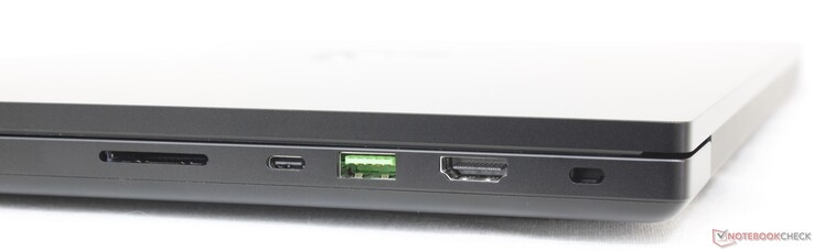 Just det: SD-kortläsare, USB-C 3.2 Gen. 2 med Thunderbolt 4 + Power Delivery + DisplayPort 1.4, USB-A 3.2 Gen. 2, HDMI 2.1, Kensington-lås