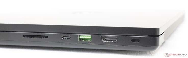 Till höger: SD-kortläsare, USB-C 3.2 Gen. 2 med Thunderbolt 5 + Power Delivery + DisplayPort 1.4, USB-A 3.2 Gen. 2, HDMI 2.1, Kensingtonlås