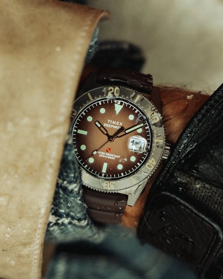 Huckberry x Timex Deepwater Reef 200 dykarklocka med brun urtavla, rostfritt stålhölje, svart bezel och matchande brunt armband.