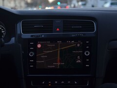 Bilens instrumentpanel med en navigationskarta på infotainmentskärmen