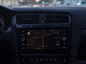 Bilens instrumentpanel med en navigationskarta på infotainmentskärmen