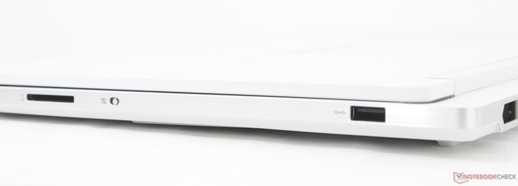 Höger sida: SD-läsare, elektronisk omkopplare för webbkamera, USB-A 3.2 Gen. 1
