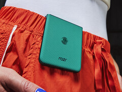 Razr 70 väger 188 g, precis som förra årets modell.