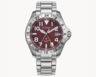 Citizen Promaster Land GMT BJ7150-50W, avbildad mot en strukturerad benvit bakgrund. (Bildkälla: Citizen US)