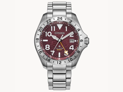 Citizen Promaster Land GMT BJ7150-50W, avbildad mot en strukturerad benvit bakgrund. (Bildkälla: Citizen US)