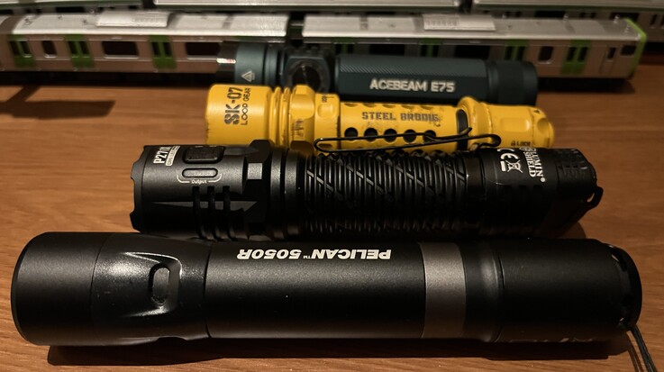 Loop Gears gula SK-07 jämfört med Acebeam E75 (bak), Nitecore P27i och Pelican 5050R