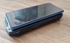 En storleksjämförelse med Xiaomi 9T Pro med en 6,39-tums skärm visar tydligt förhållandet mellan skärm och kropp