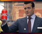Gabriel Macht som Harvey Specter håller i en Coca-Cola-burk i en scen som används för att demonstrera Halftimes AI-genererade produktplacering (Bildkälla: @xai via X, tidigare Twitter)