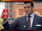 Gabriel Macht som Harvey Specter håller i en Coca-Cola-burk i en scen som används för att demonstrera Halftimes AI-genererade produktplacering (Bildkälla: @xai via X, tidigare Twitter)