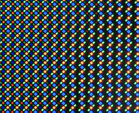Pixelutformningen på iPhone 18 Pro Max, där det mindre täta området till vänster gör att IR-sensorn under skärmen kan fungera