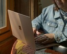 Bildkälla: Person som använder en bärbar dator av märket Microsoft Surface vid ett fönster (Bildkälla: Surface on Unsplash)