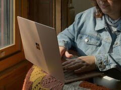 Bildkälla: Person som använder en bärbar dator av märket Microsoft Surface vid ett fönster (Bildkälla: Surface on Unsplash)