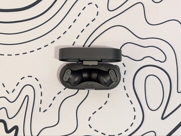 Status Pro X trådlösa öronsnäckor i sitt laddningsfodral.