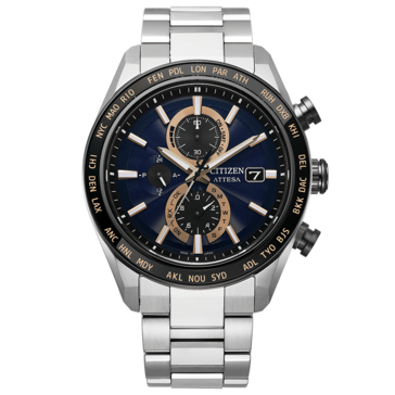 Citizen Attesa-kronograf med mörk marinblå urtavla, roséguldfärgade detaljer, svart världstidsring och armband i Super Titanium