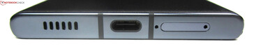 botten: högtalare, USB-C 3.2 Gen 1 och SIM-kortplats