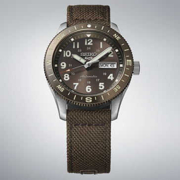 Seiko 5 Sports HDB009 automatisk fältklocka med brun urtavla, kompassring och brunt nylonarmband.