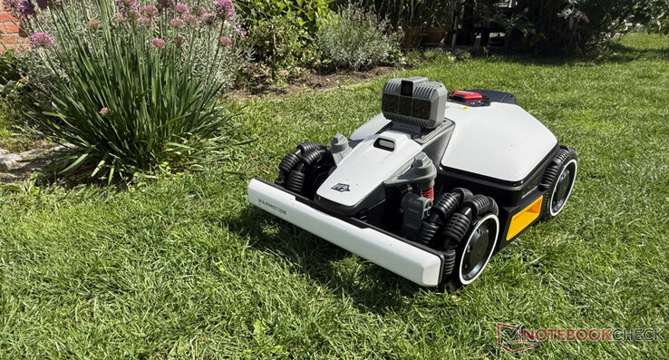Luba Mini med LiDAR-navigering under gräsklippning