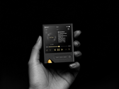 Onix Tocata XM2 DAP, avbildad i en hand mot en svart bakgrund. (Bildkälla: Onix)