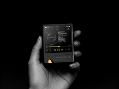 Onix Tocata XM2 DAP, avbildad i en hand mot en svart bakgrund. (Bildkälla: Onix)