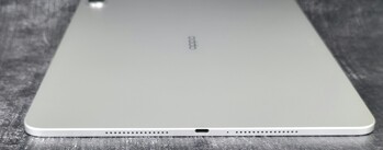Höger sida: Högtalare, USB 3.2 Gen1 Type-C-port, mikrofon, högtalare
