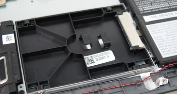 Lenovo inkluderar en enhetsplats på 2.5 tum för att lägga till diskar med en tjocklek på upp till 7 mm.