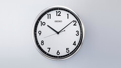 Seiko KX701S retro kvarts-väggklocka med silverfärgad ram och kontrasterande svartvit urtavla.