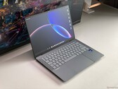 Recension av den bärbara datorn Asus Googlebook 14 - en ExpertBook Ultra med en Glowbar