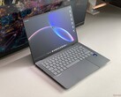 Recension av den bärbara datorn Asus Googlebook 14 - en ExpertBook Ultra med en Glowbar