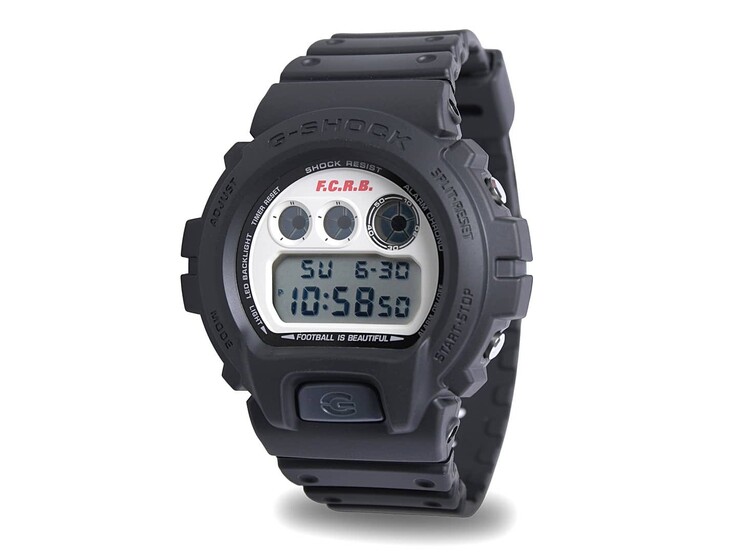 Bild från sidan på den digitala klockan Casio G-Shock DW-6900 x F.C. Real Bristol i begränsad upplaga, med svart armband i harts och en off-white urtavla i vintagestil.