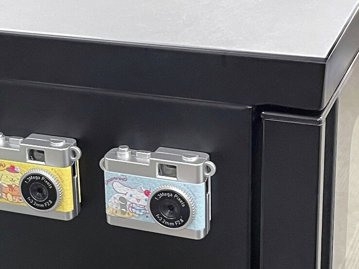 Kenko Tokina Pieni II leksakskamera levereras med en magnet på baksidan. (Bildkälla: Kenko Tokina)