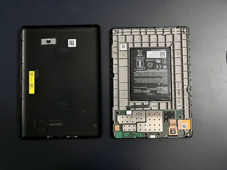 Batteriet i en Kindle Paperwhite kan bytas ut, men det är inte helt enkelt att öppna höljet.
