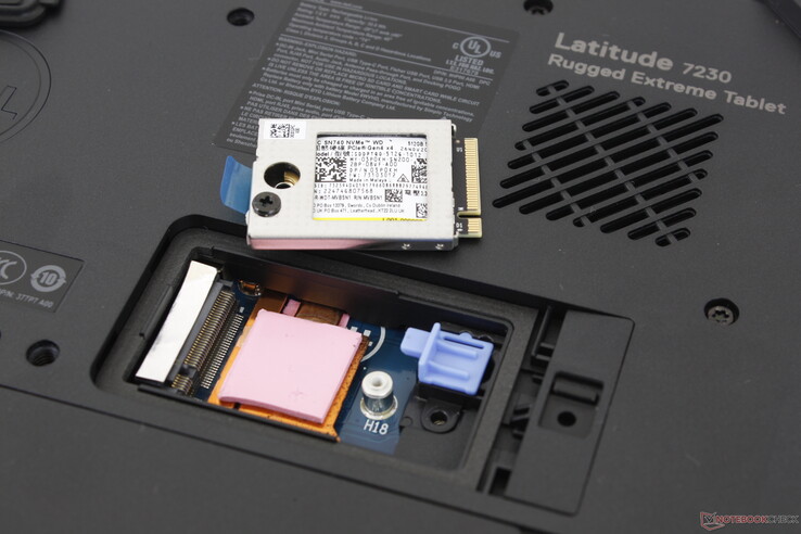 Uttagbar M.2 2230 PCIe4 x4 SSD. Enheten sitter på en termisk kudde och en kylfläns