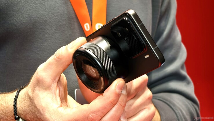 Xiaomi skulle kunna utnyttja sin erfarenhet av det magnetiska optiska systemet från i våras i Xiaomi 17 Ultra. (Bildkälla: Alexander Fagot, Notebookcheck)